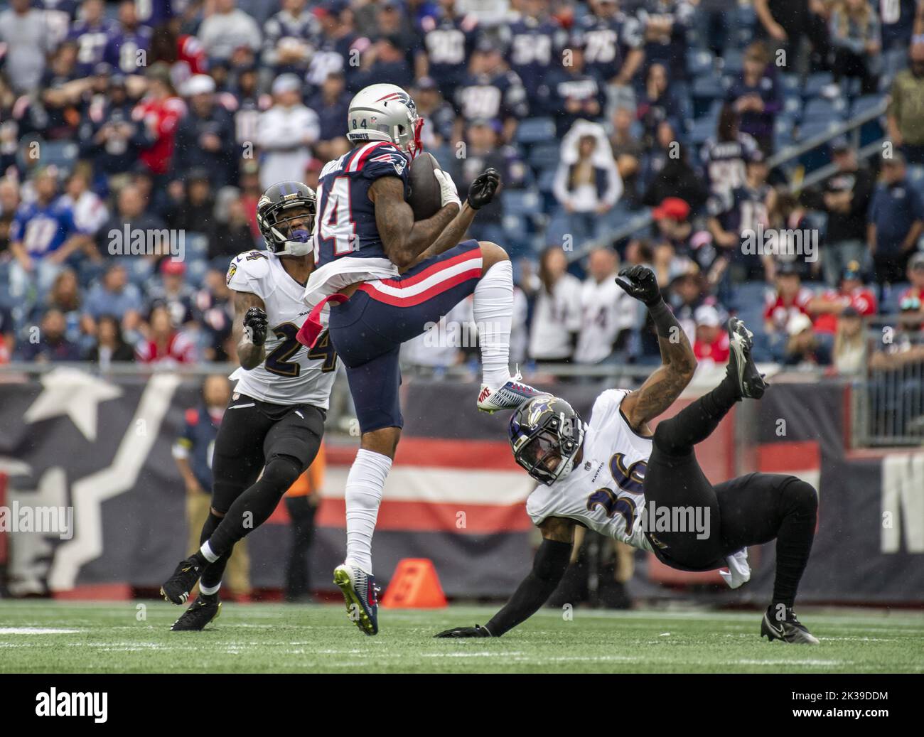 Foxborough, États-Unis. 25th septembre 2022. Kendrick Bourne, grand receveur des Patriots de la Nouvelle-Angleterre, saute pour une prise malgré les efforts de la défense des Ravens de Baltimore Marcus Peters et Chuck Clark lors d'un match contre les Ravens de Baltimore au stade Gillette à Foxborough, Massachusetts, dimanche, 25 septembre 2022. Photo par Amanda Sabga/UPI crédit: UPI/Alamy Live News Banque D'Images