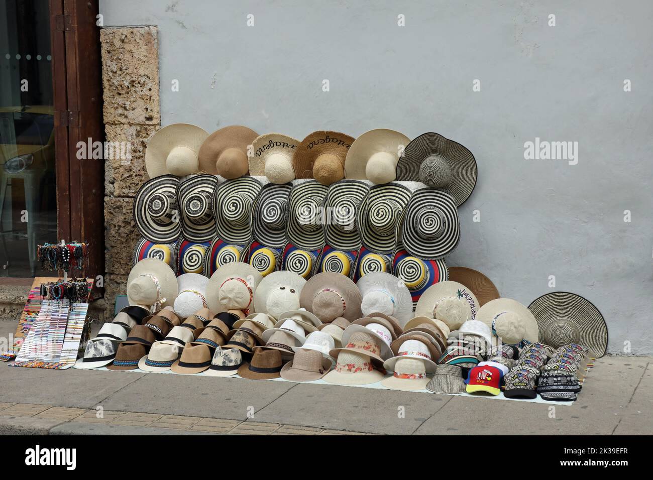 Chapeaux traditionnels à vendre dans les rues de Carthagène Banque D'Images