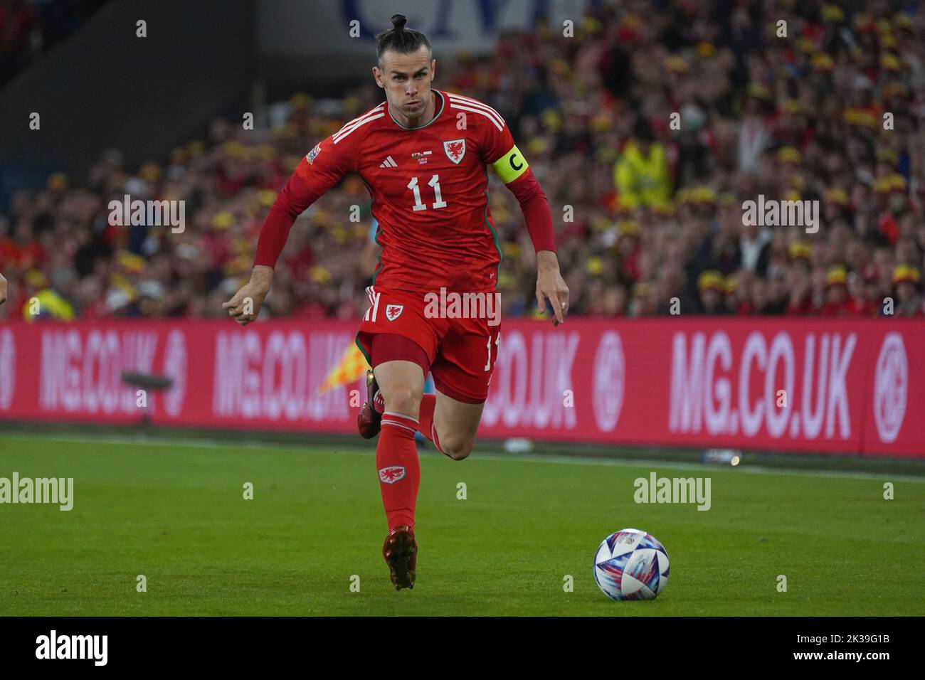 Cardiff, pays de Galles, Royaume-Uni. 25th septembre 2022. Gareth Bale, un caponte du pays de Galles, est en course avec le ballon dans le match A4 de la ligue des Nations de l'UEFA pays de Galles / Pologne au stade de Cardiff City Stadium, pays de Galles. Crédit: Penallta Photographics/Alamy Live News Banque D'Images