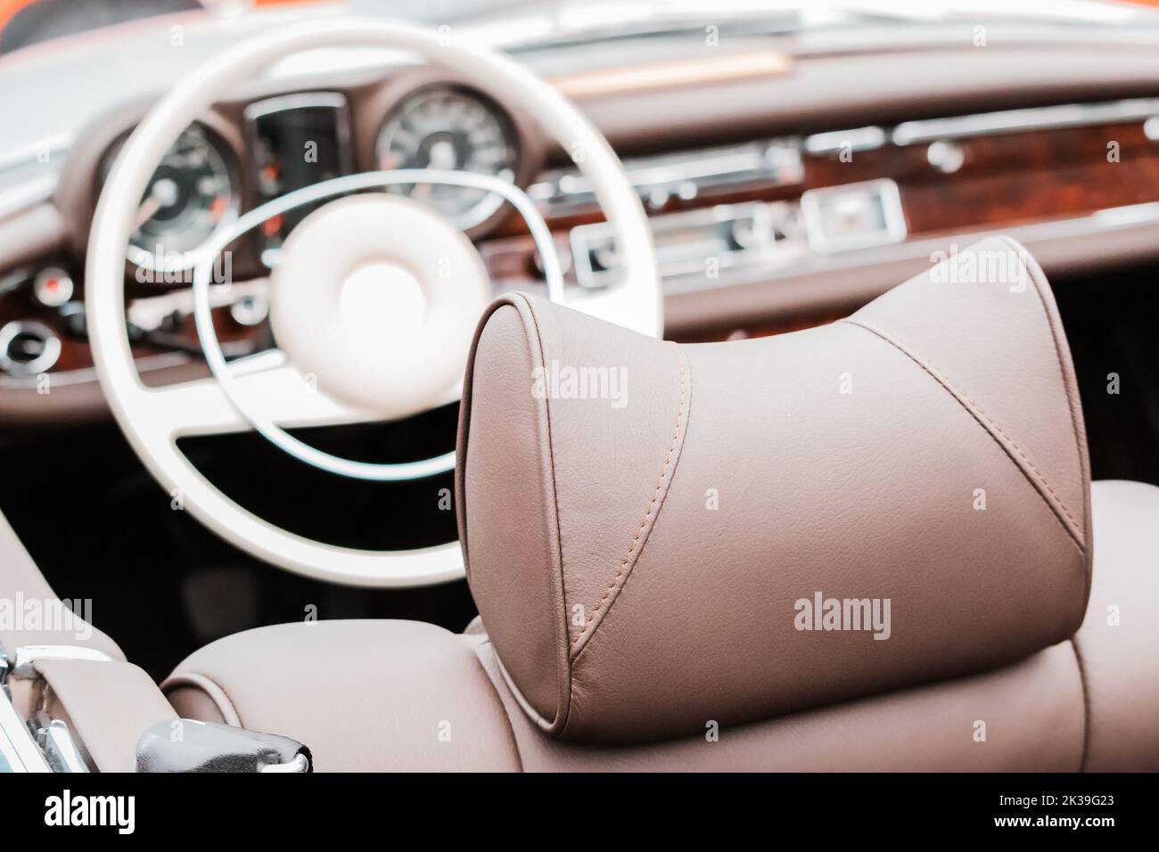 La garniture des sièges à l'intérieur de la voiture est en cuir avec des coutures nettes. Banque D'Images