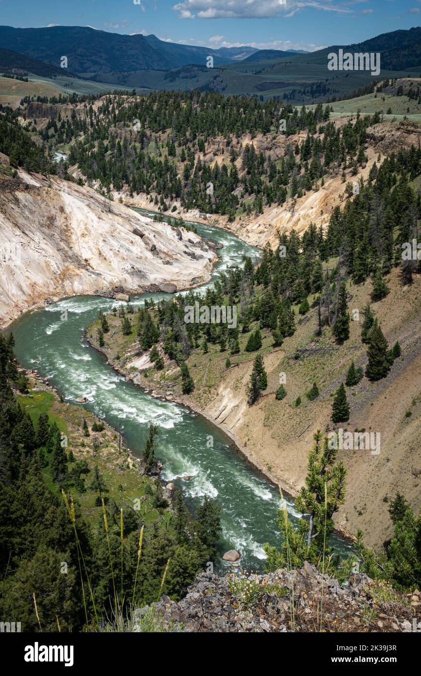 Vue sur la rivière Yellowstone depuis Calcite Springs, vue sur le parc national de Yellowstone, Wyoming Banque D'Images