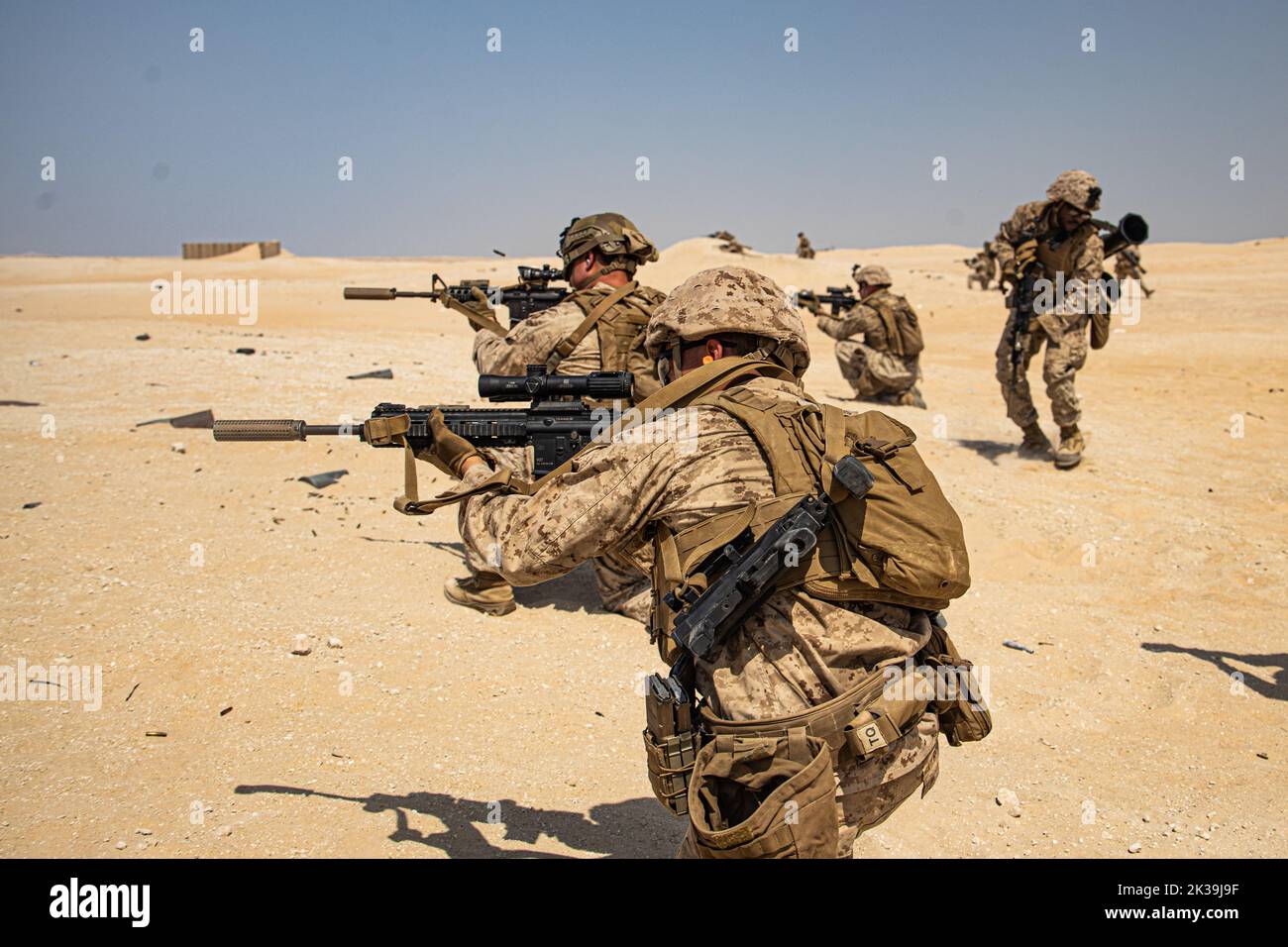 Les Marines des États-Unis avec India Company, 3rd Bataillon, 5th Marine Regiment, engagent des cibles pendant un cours de feu dans le cadre de l'exercice Intrepid Maven 22,4 dans les Émirats arabes Unis, sept 23,2022. Intrepid Maven est un exercice bilatéral entre les forces armées des États-Unis et des Émirats arabes Unis afin de s'entraîner avec les nations alliées et de renforcer leurs relations dans la zone d'opérations du CENTCOM. (É.-U. Photo du corps marin par Sgt. Dylan Chagnon) Banque D'Images