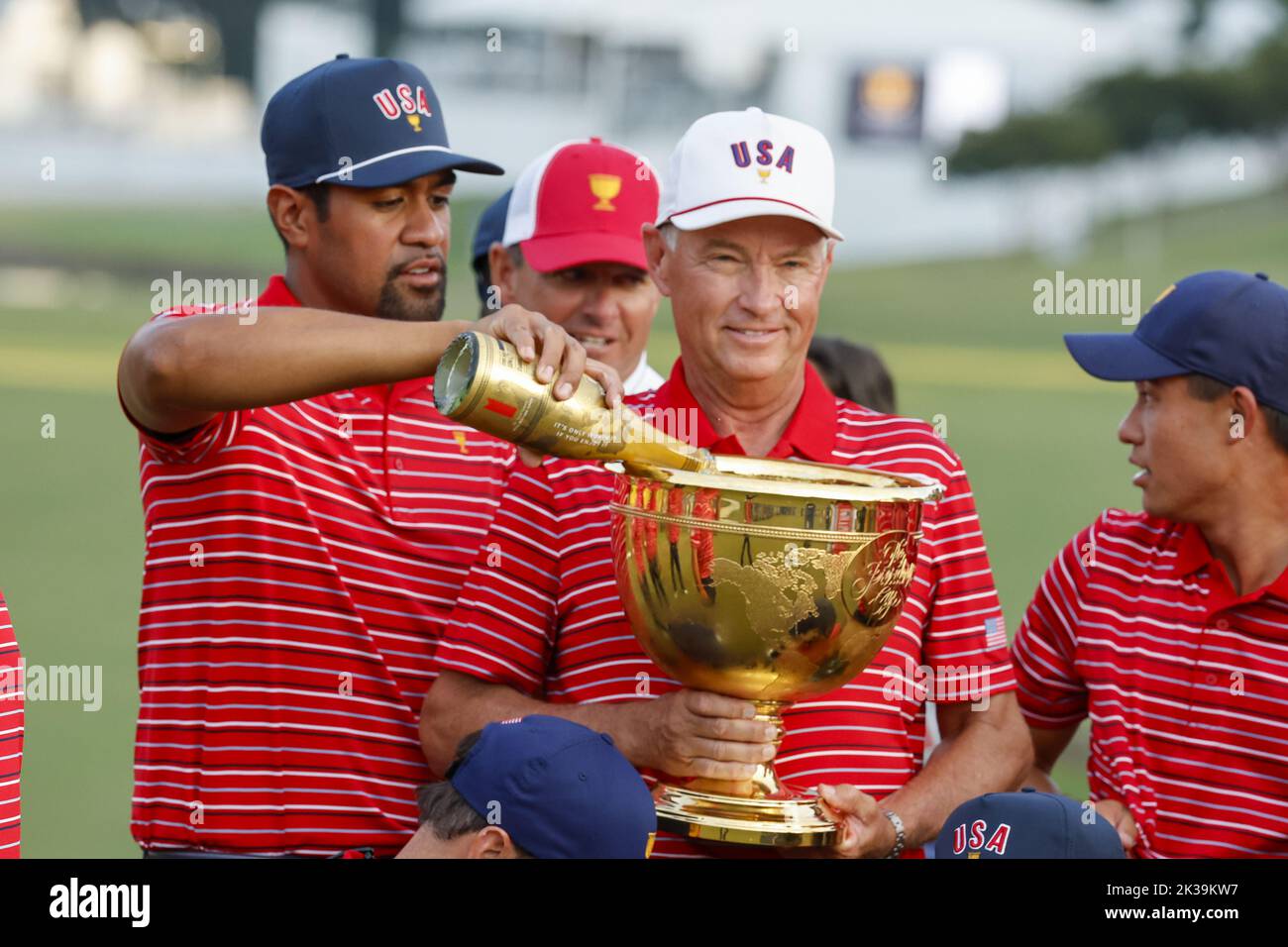 Charlotte, États-Unis. 25th septembre 2022. Tony Finau verse du champagne dans la coupe du Président en tant que capitaine de l'équipe américaine Davis Love III après que les États-Unis ont remporté le championnat de golf de la coupe des Présidents à Charlotte, en Caroline du Nord, dimanche, 25 septembre 2022. Photo par Nell Redmond/UPI crédit: UPI/Alay Live News Banque D'Images