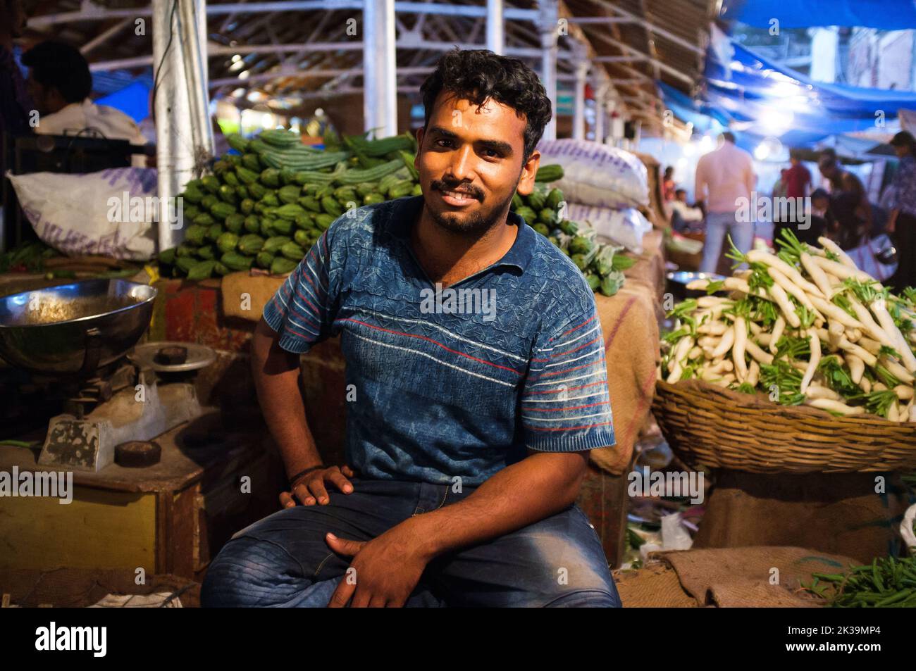 Homme indien vendant des légumes au marché de Devaraja Banque D'Images