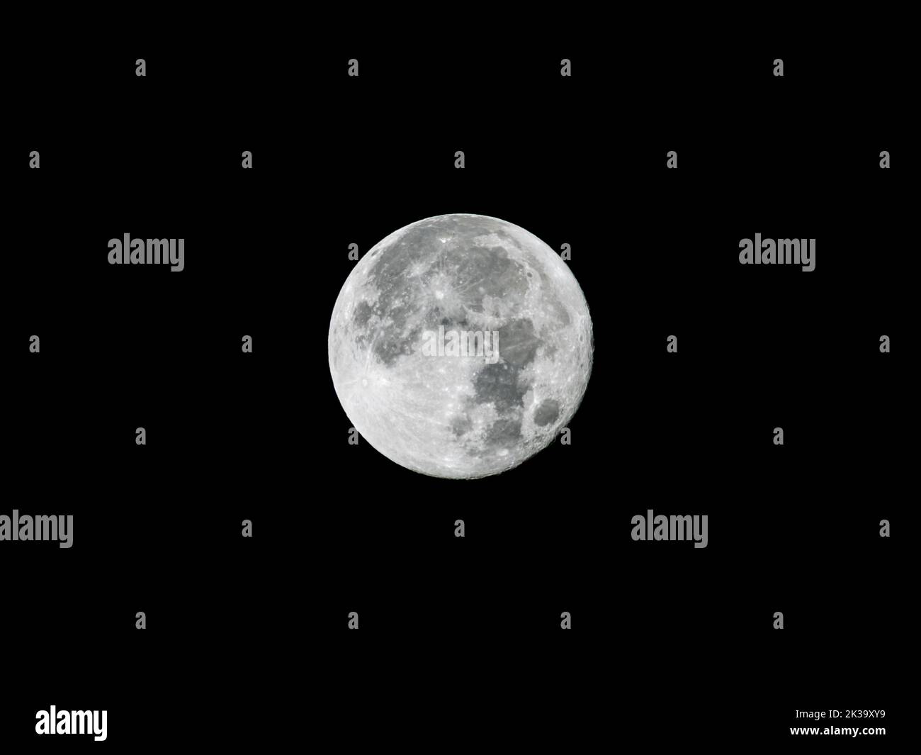 Pleine lune sur le ciel noir de nuit brillant. La structure de surface est visible du satellite naturel de la Terre. Cratères causés par des impacts. Banque D'Images