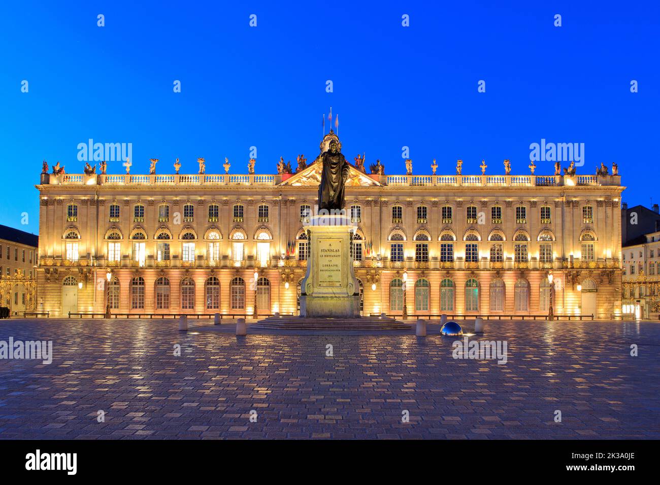 Statue de Stanislaus I, roi de Pologne et grand-duc de Lituanie devant l'hôtel de ville de la place Stanislas à Nancy (Meurthe-et-Moselle), France Banque D'Images