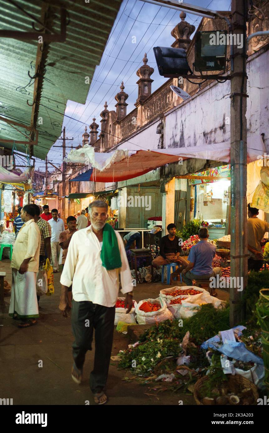 Une photo verticale des gens qui font du shopping au marché de Devaraja à Mysore, en Inde, la nuit Banque D'Images