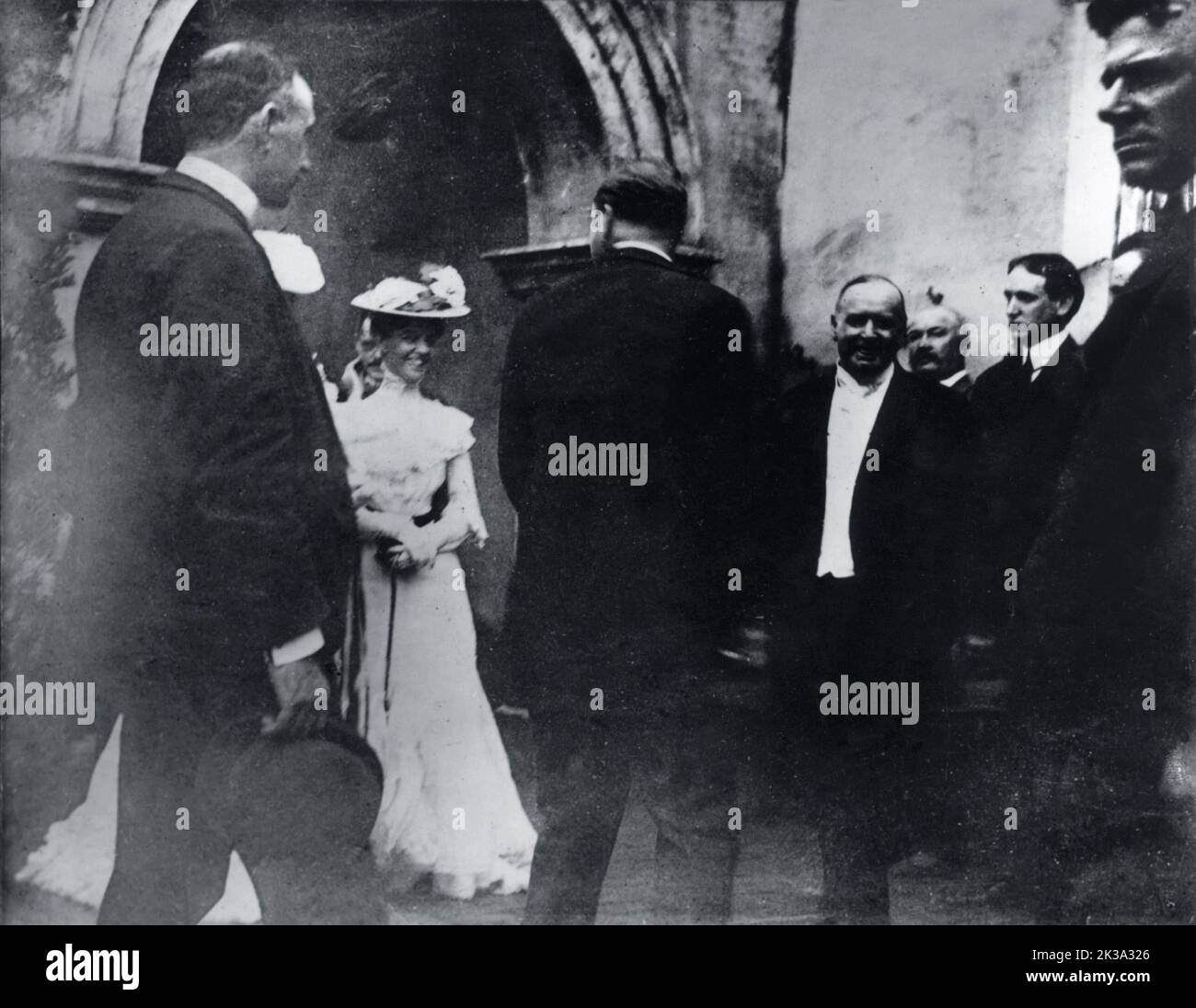 Le président William McKinley, face à la caméra, à une réception, quelques minutes avant qu'elle ne soit prise de vue. IDA McKinley se reposant à la maison Milburn quand son mari a été abattu. Banque D'Images