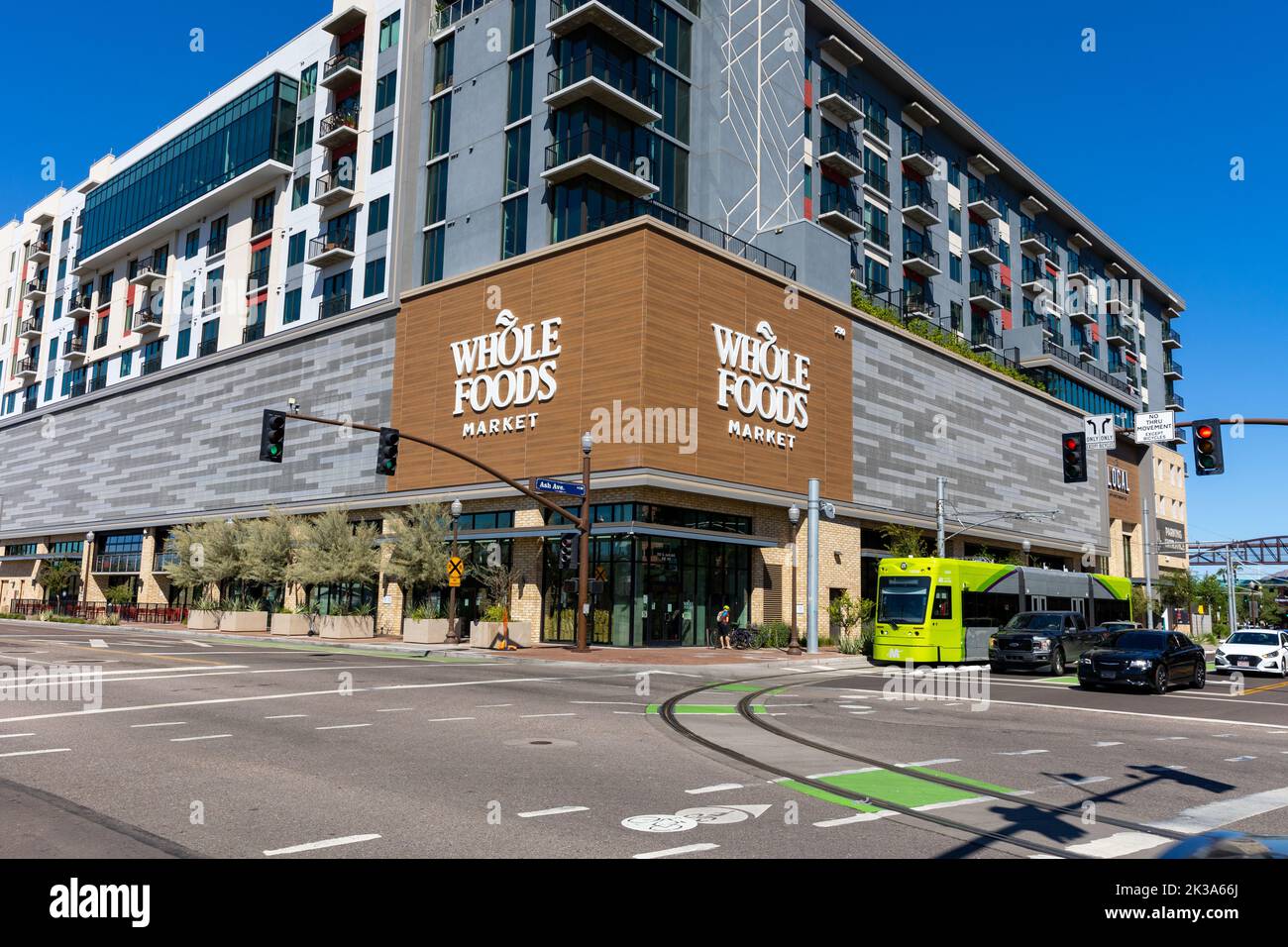 Tempe, AZ - septembre 2022 : extérieur et logo du supermarché Whole Foods Market. Banque D'Images