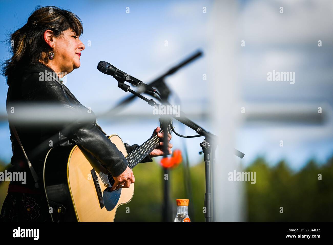 Tish Hinojosa, chanteur et compositeur mexicain-américain, se produit au Highland Center for the Arts, Greensboro, Vermont, États-Unis, le 24 septembre. 2022. Banque D'Images