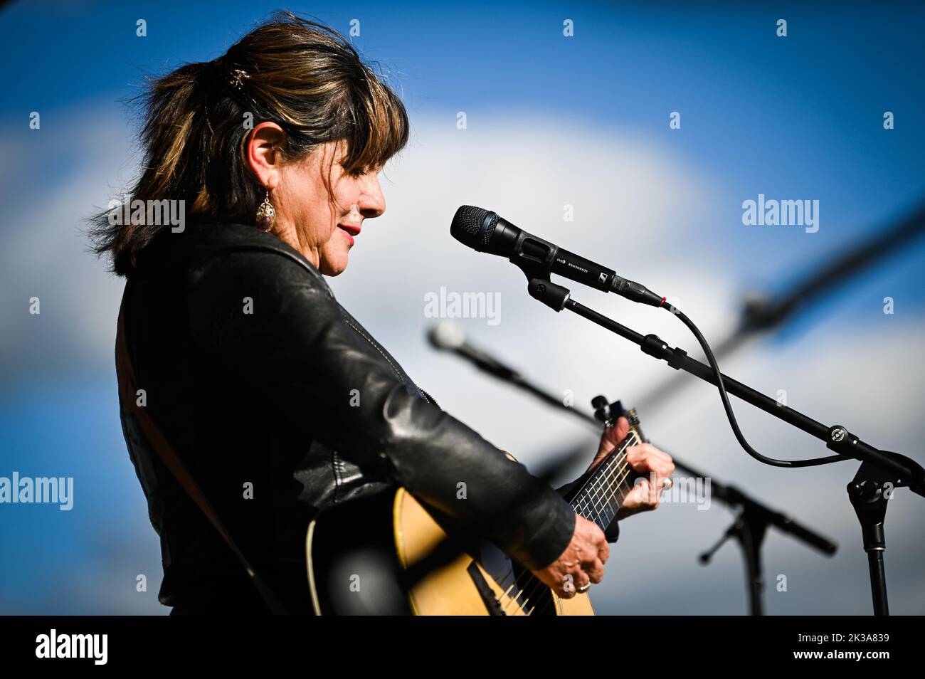 Tish Hinojosa, chanteur et compositeur mexicain-américain, se produit au Highland Center for the Arts, Greensboro, Vermont, États-Unis, le 24 septembre. 2022. Banque D'Images