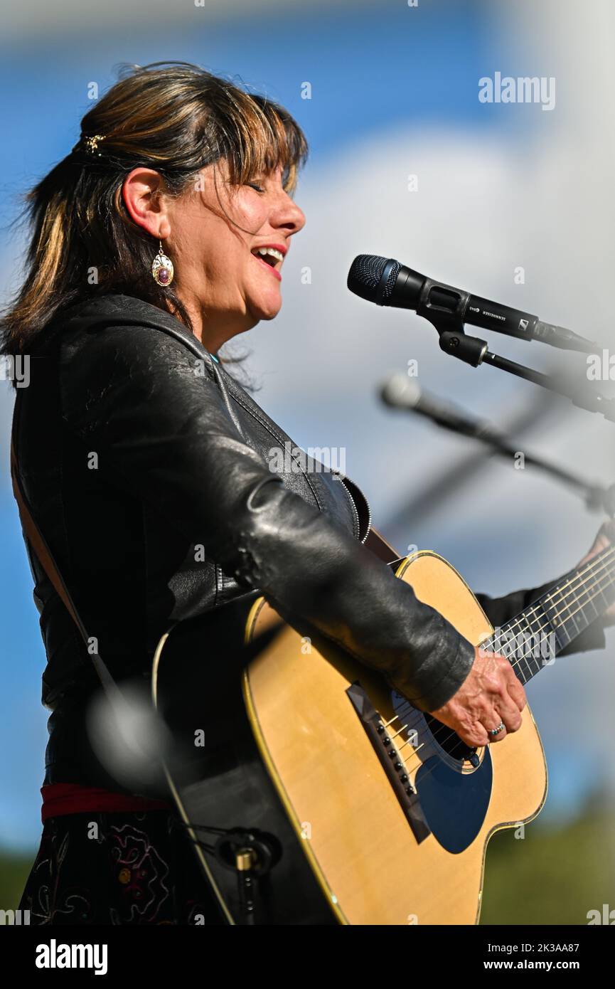 Tish Hinojosa, chanteur et compositeur mexicain-américain, se produit au Highland Center for the Arts, Greensboro, Vermont, États-Unis, le 24 septembre. 2022. Banque D'Images