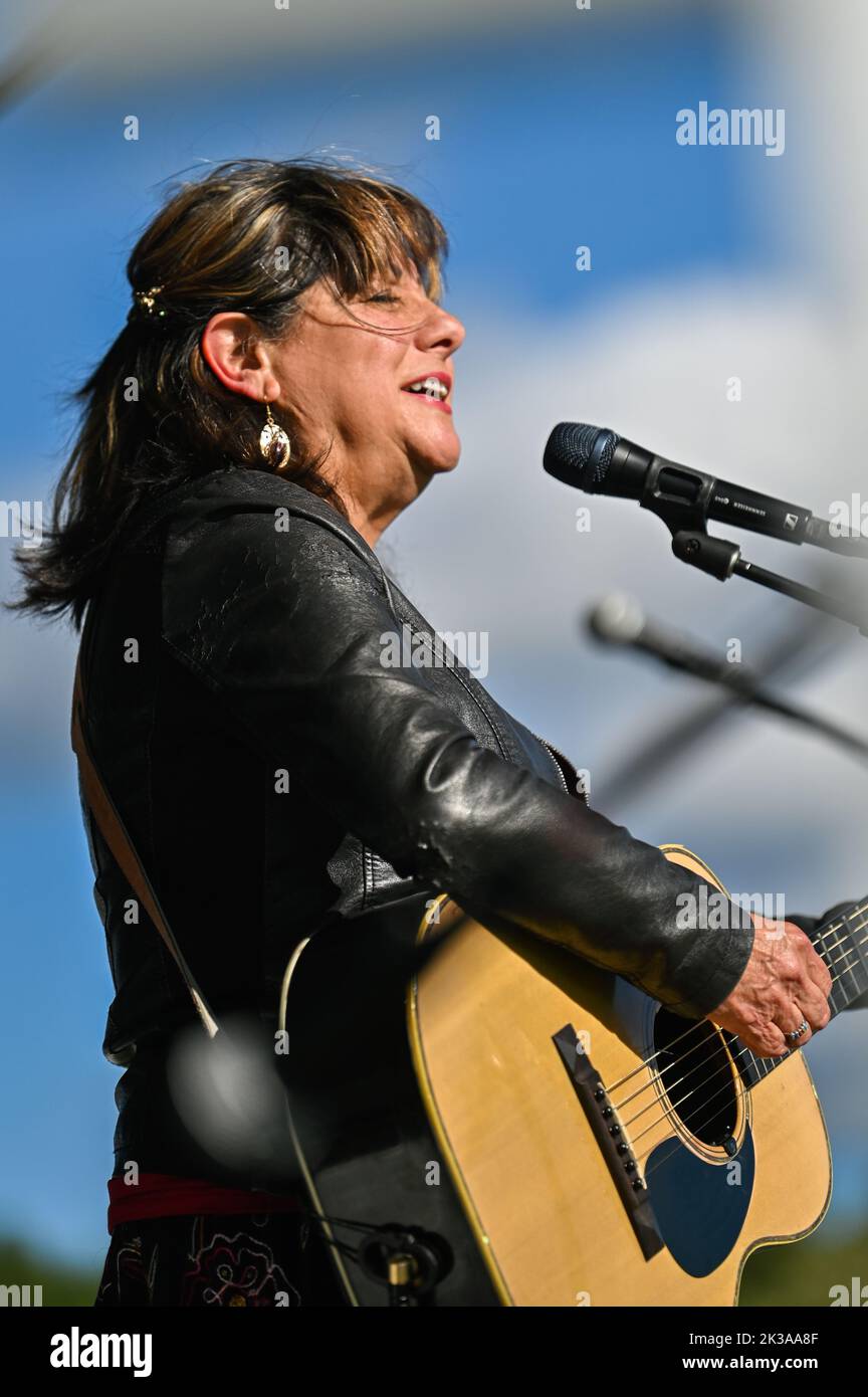 Tish Hinojosa, chanteur et compositeur mexicain-américain, se produit au Highland Center for the Arts, Greensboro, Vermont, États-Unis, le 24 septembre. 2022. Banque D'Images