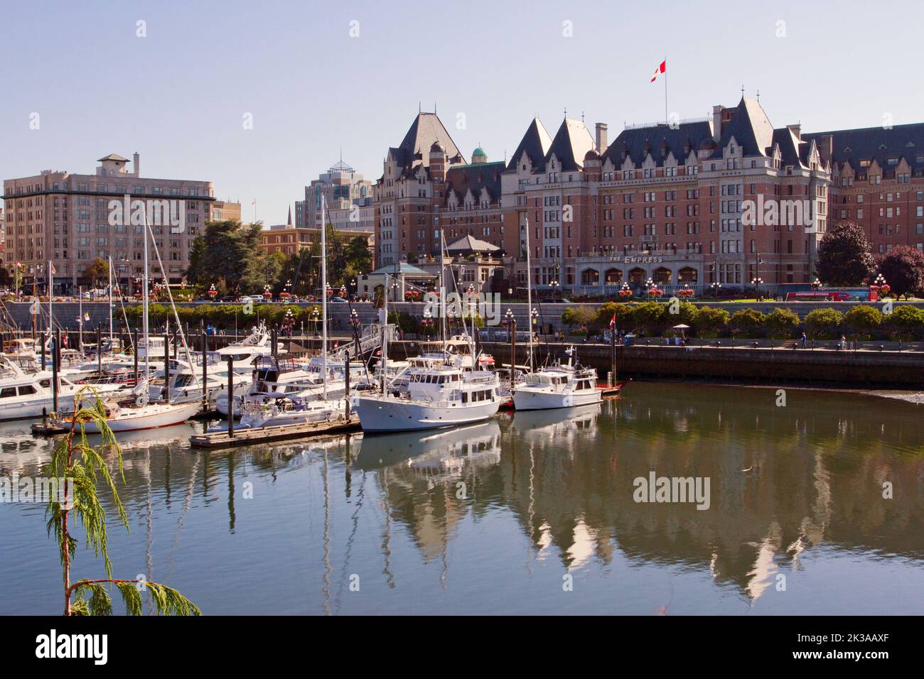 Vue panoramique de l'hôtel Fairmont Empress le long de la rue Government, Victoria (Colombie-Britannique), Canada, avec le port intérieur en premier plan. Banque D'Images