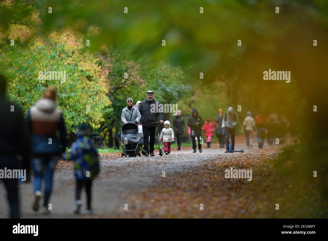 Moscou, Russie. 25th septembre 2022. Les gens marchent dans un parc à Moscou, en Russie, le 25 septembre 2022. Credit: Alexander Zemlianichenko Jr/Xinhua/Alay Live News Banque D'Images