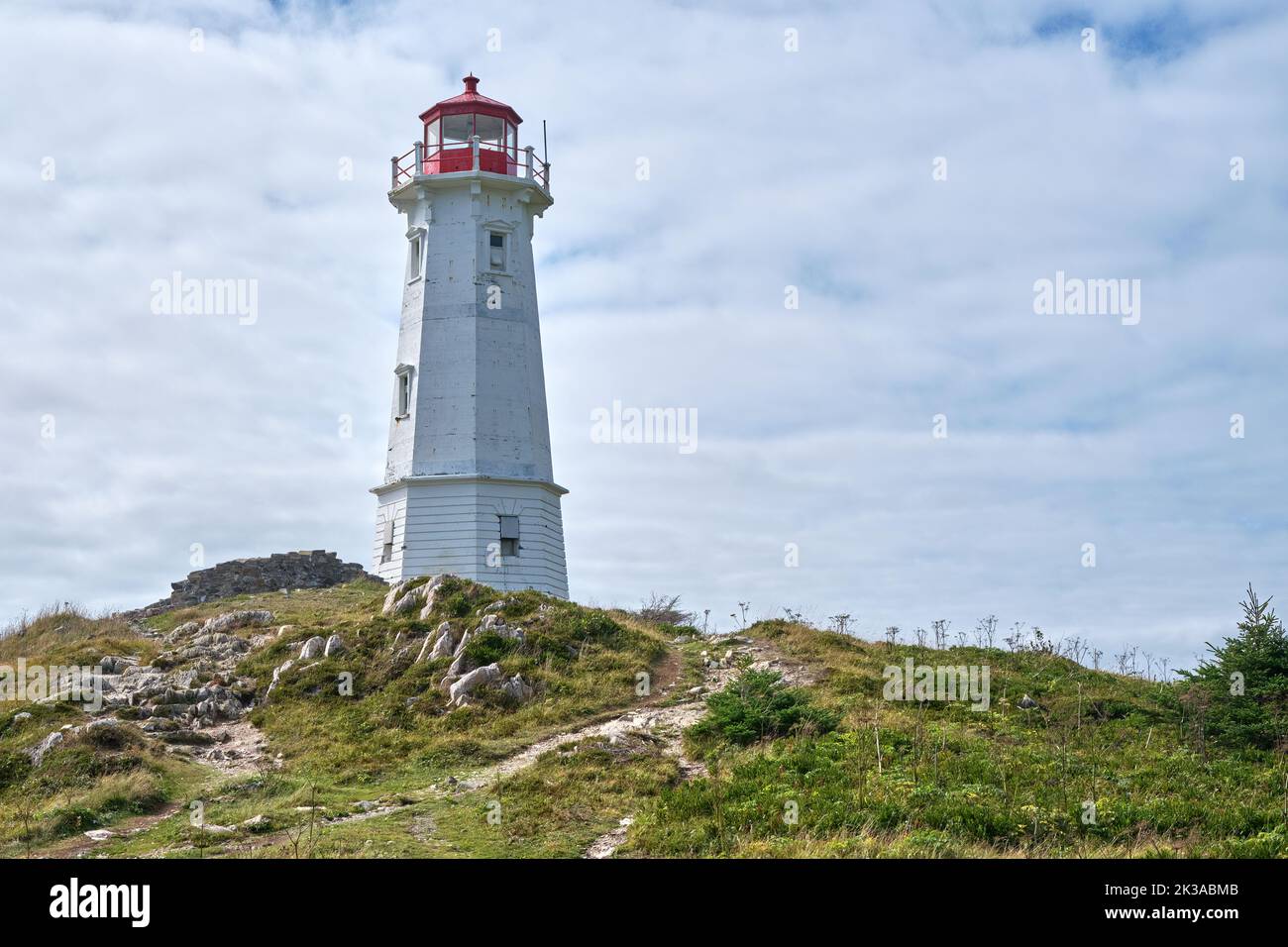 Le phare de Louisbourg, situé sur l'île du Cap-Breton, est le quatrième d'une série de phares à construire sur le site. Le premier phare construit en 1734 Banque D'Images