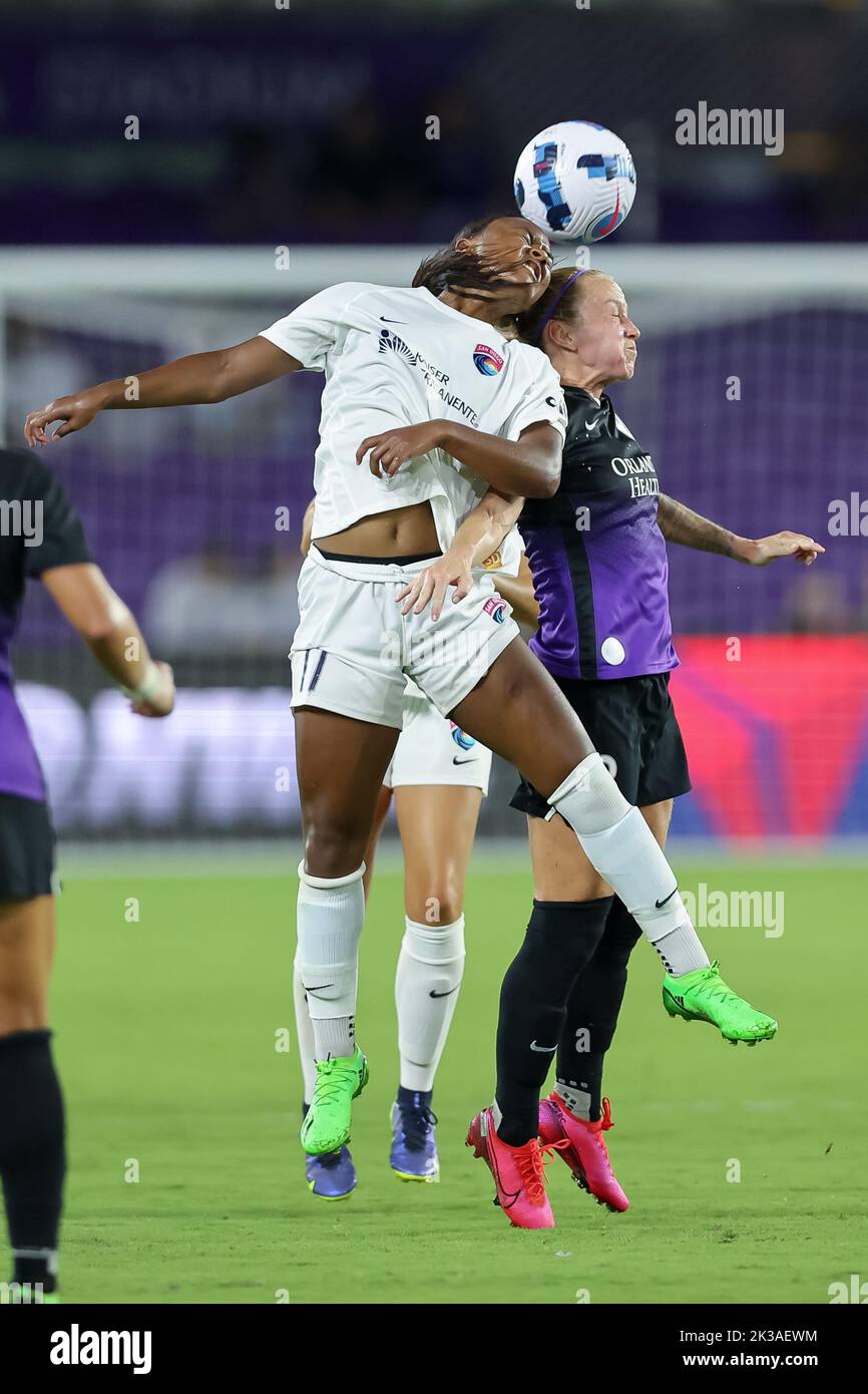 25 septembre 2022: San Diego Wave FC avant JAEDYN SHAW (11) obtient un cueilleur contre le milieu de terrain de la fierté d'Orlando GUNNHILDUR J'SD'TTIR (8) pendant le match de football de la NWSL Orlando Pride vs San Diego Wave FC au stade d'Explora à Orlando, FL sur 25 septembre 2022. (Image de crédit : © Cory Knowlton/ZUMA Press Wire) Banque D'Images