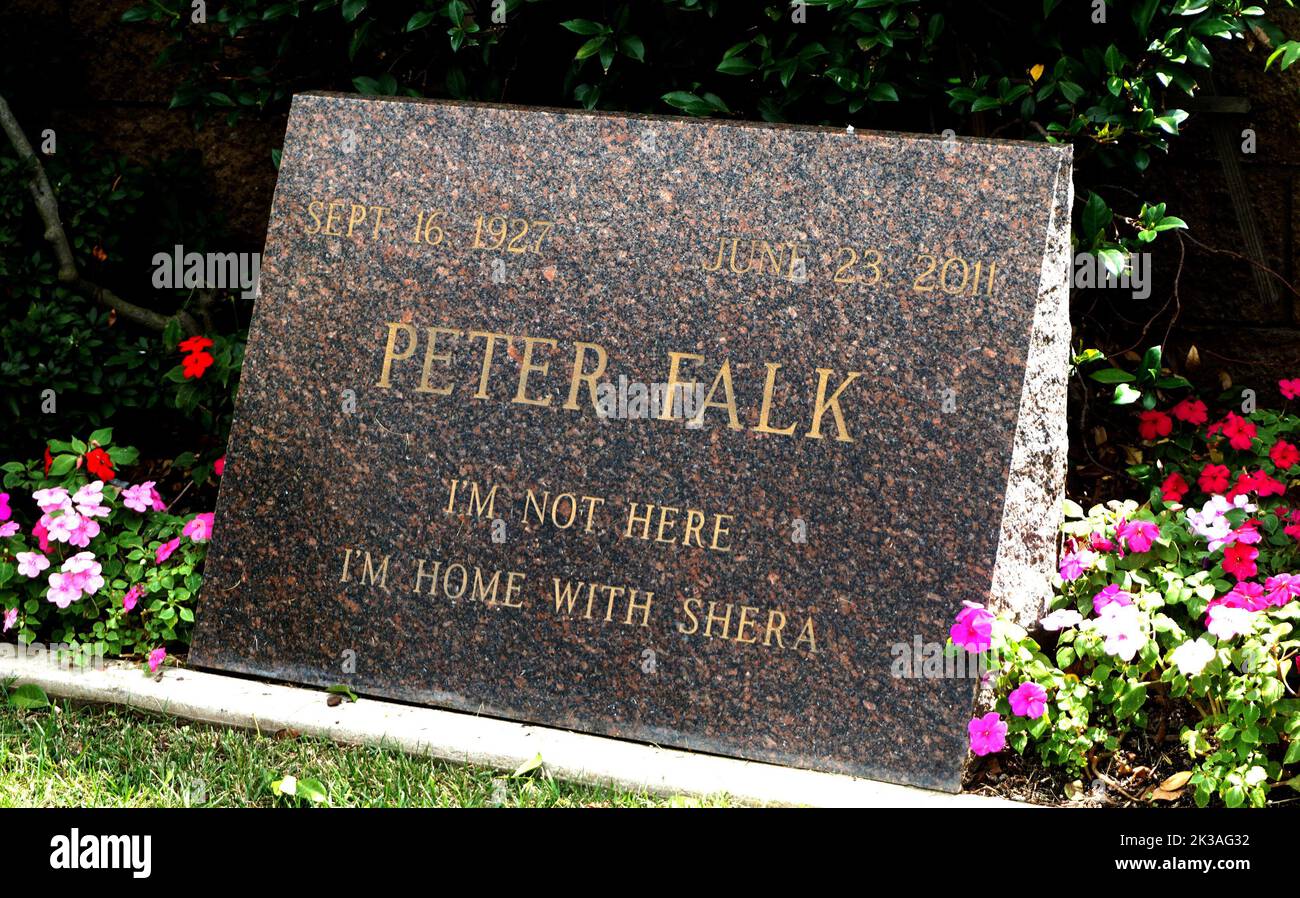 La tombe de Peter Falk au parc commémoratif et morgue de Westwood Village crédit : Ron Wolfson/MediaPunch Sa crypte au cimetière Hollywood Forever Banque D'Images