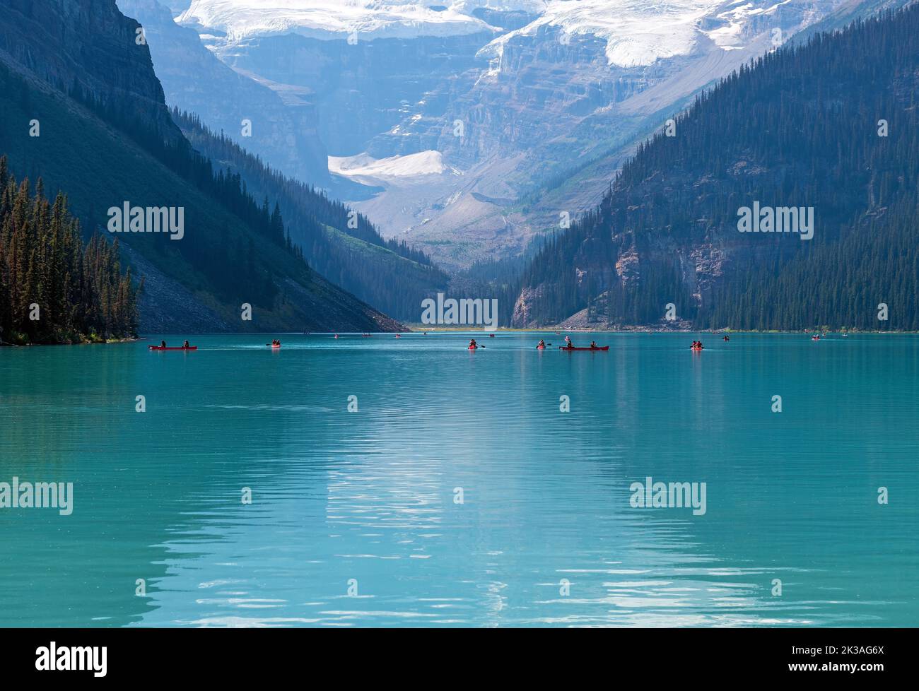 Lac Louise avec des gens en kayak et le Victoria Glacier Reflection, parc national Banff, Alberta, Canada. Banque D'Images