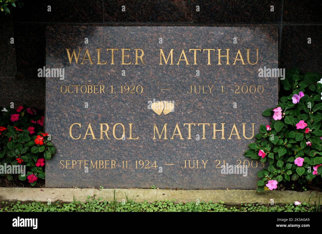 Tombe de Walter Matlau au parc commémoratif et morgue de Westwood Village crédit : Ron Wolfson/MediaPunch Sa crypte au cimetière Hollywood Forever Banque D'Images