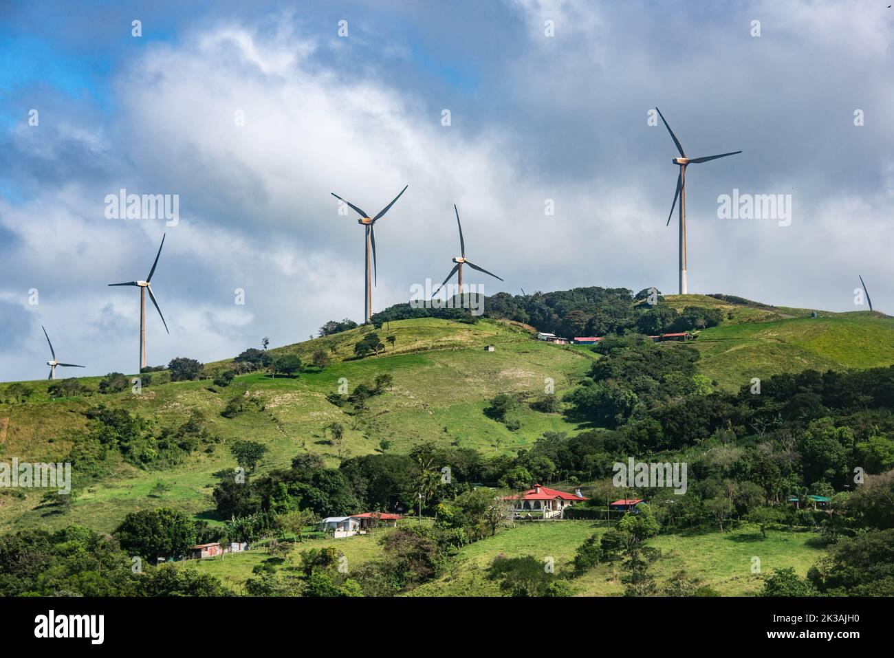 Moulins à vent et paysage vert, parc éolien de Tejona, Tilaran, Lac Arenal, Costa Rica Banque D'Images