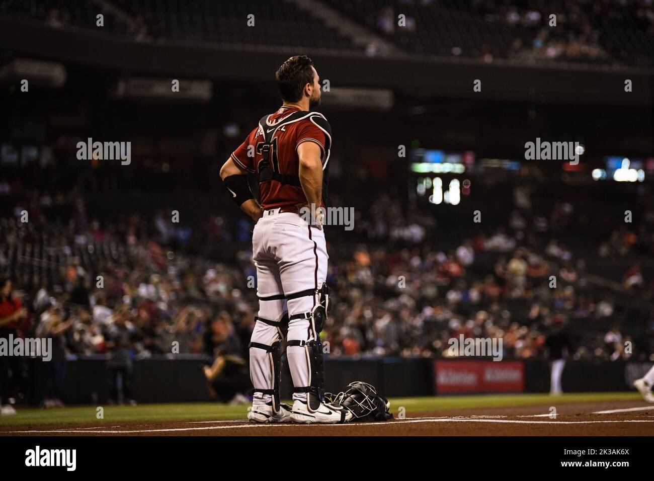 Arizona Diamondbacks Catcher Cooper Hummel (21) se tient à l'assiette de l'hymne national avant un match de baseball MLB contre le San Francisco Banque D'Images