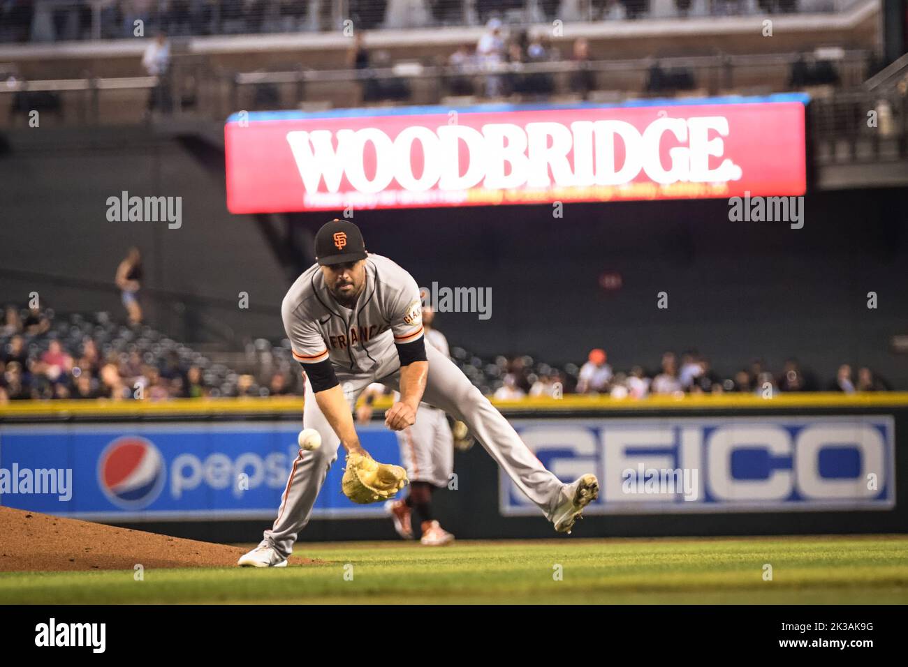 Scott Alexander (54), pichet des Giants de San Francisco, fait une balle de terrain contre les Arizona Diamondbacks dans le premier repas d'un match de baseball MLB, S. Banque D'Images