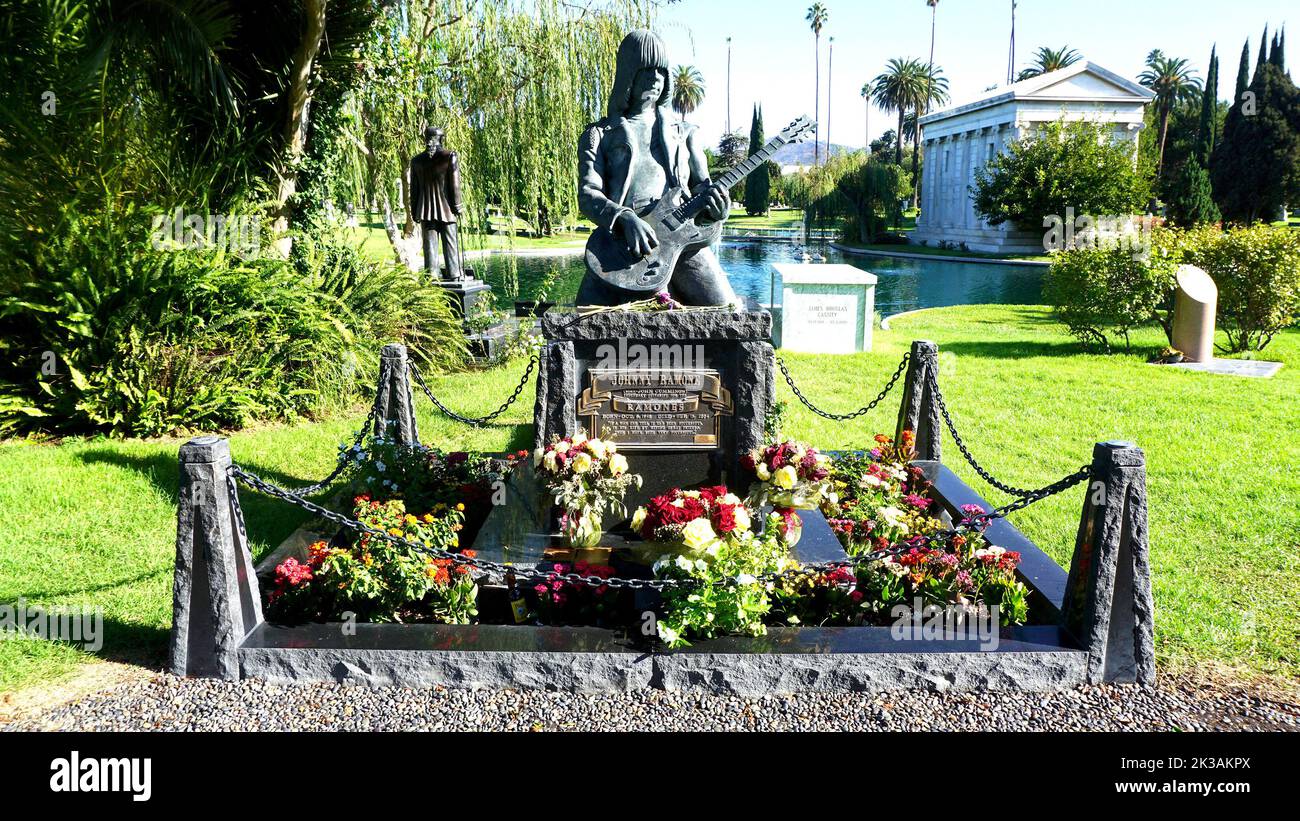 Los Angeles CA : tombe de Johnny Ramone au cimetière Hollywood Forever. Crédit: Ron Wolfson / MediaPunch Banque D'Images
