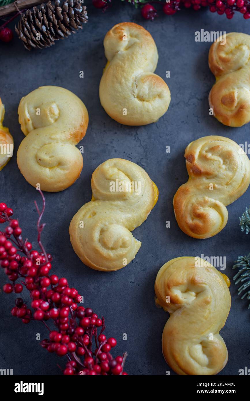 Des petits pains au safran, lussekatt suédois Banque D'Images