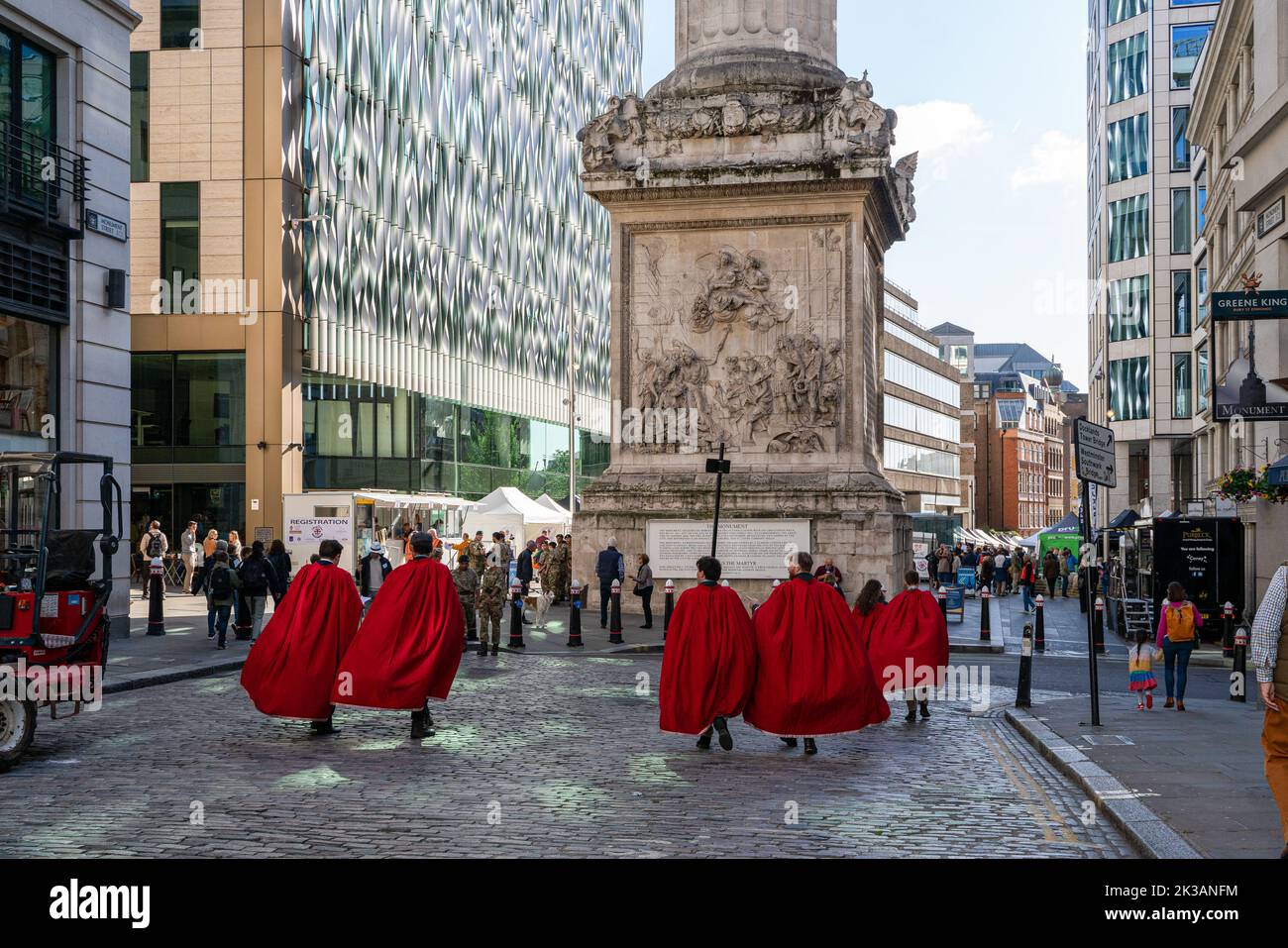 La Guild of Freemen of the City of London marchez vers Monument London leurs robes rouges soufflant dans le vent. Le 10th anniversaire de la London Bridge Sheep Drive et de la foire de la Livery ont eu lieu. Kate humble connue pour BBCís Countryfile et Channel Fiveís Escape to the Farm a rejoint le Lord Mayor Vincent Keaveny et plus de 1 000 Freemen de la ville de Londres en s'exerçaient leur ancien droit de conduire des moutons sans frais sur le pont de Londres. Le principal commanditaire de l'événement est la campagne pour la laine, un effort mondial lancé par son patron sa Majesté le Roi Charles III, et fait la promotion de l'importance de la laine Banque D'Images