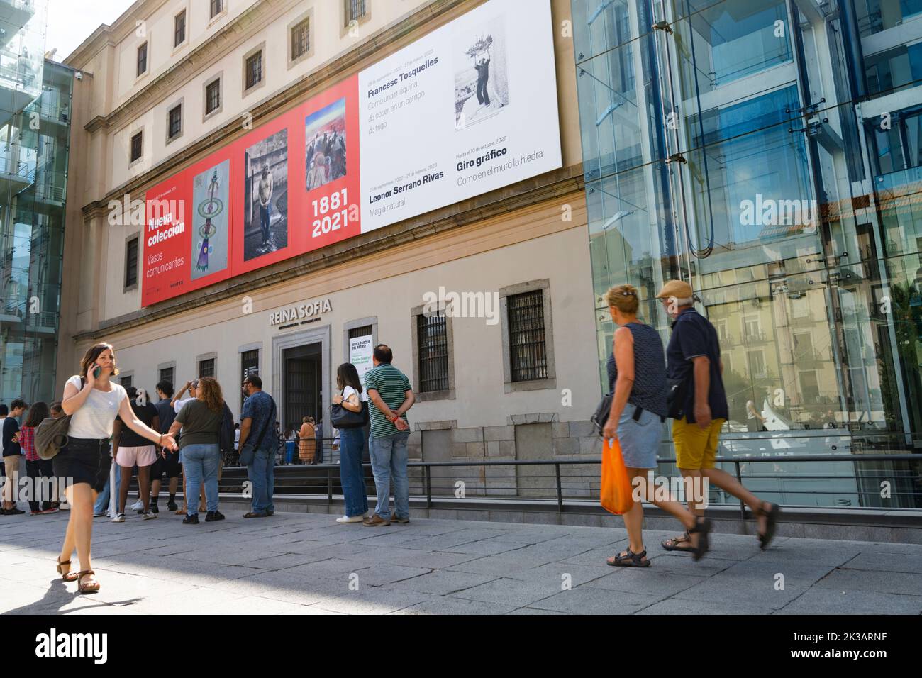 Madrid, Espagne, septembre 2022. Visiteurs à l'entrée du musée d'art Reina Sofia dans le centre-ville Banque D'Images