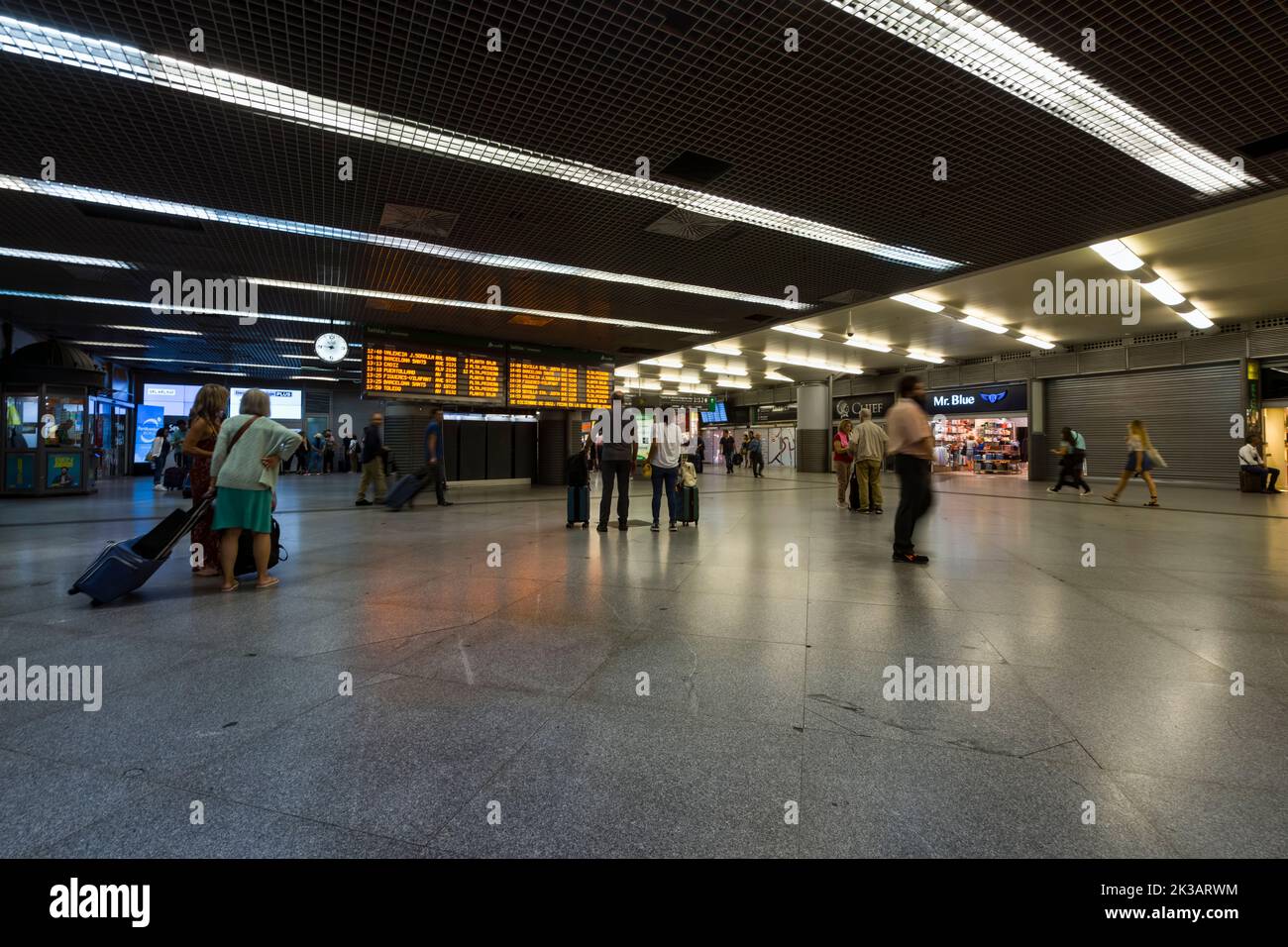 Madrid, Espagne, septembre 2022. Vue panoramique sur l'atrium à l'intérieur de la gare d'Atocha, dans le centre-ville Banque D'Images