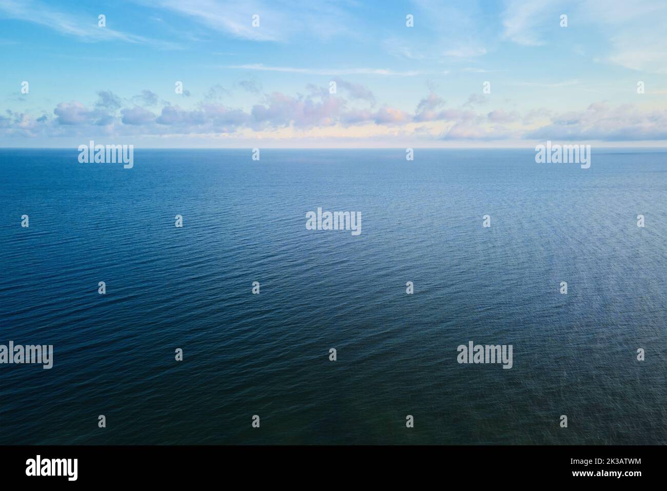 Vol de drone au-dessus d'un paysage de mer calme avec ciel nuageux, panorama sur la mer Baltique, vue aérienne Banque D'Images