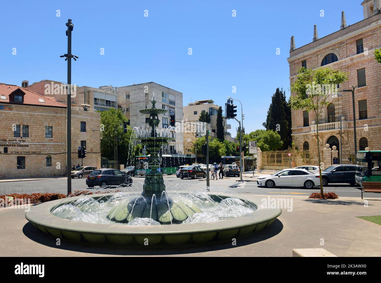 Une jolie fontaine sur la France ( Paris ) place en face de l'immeuble Terra Sancta à Jérusalem. Banque D'Images