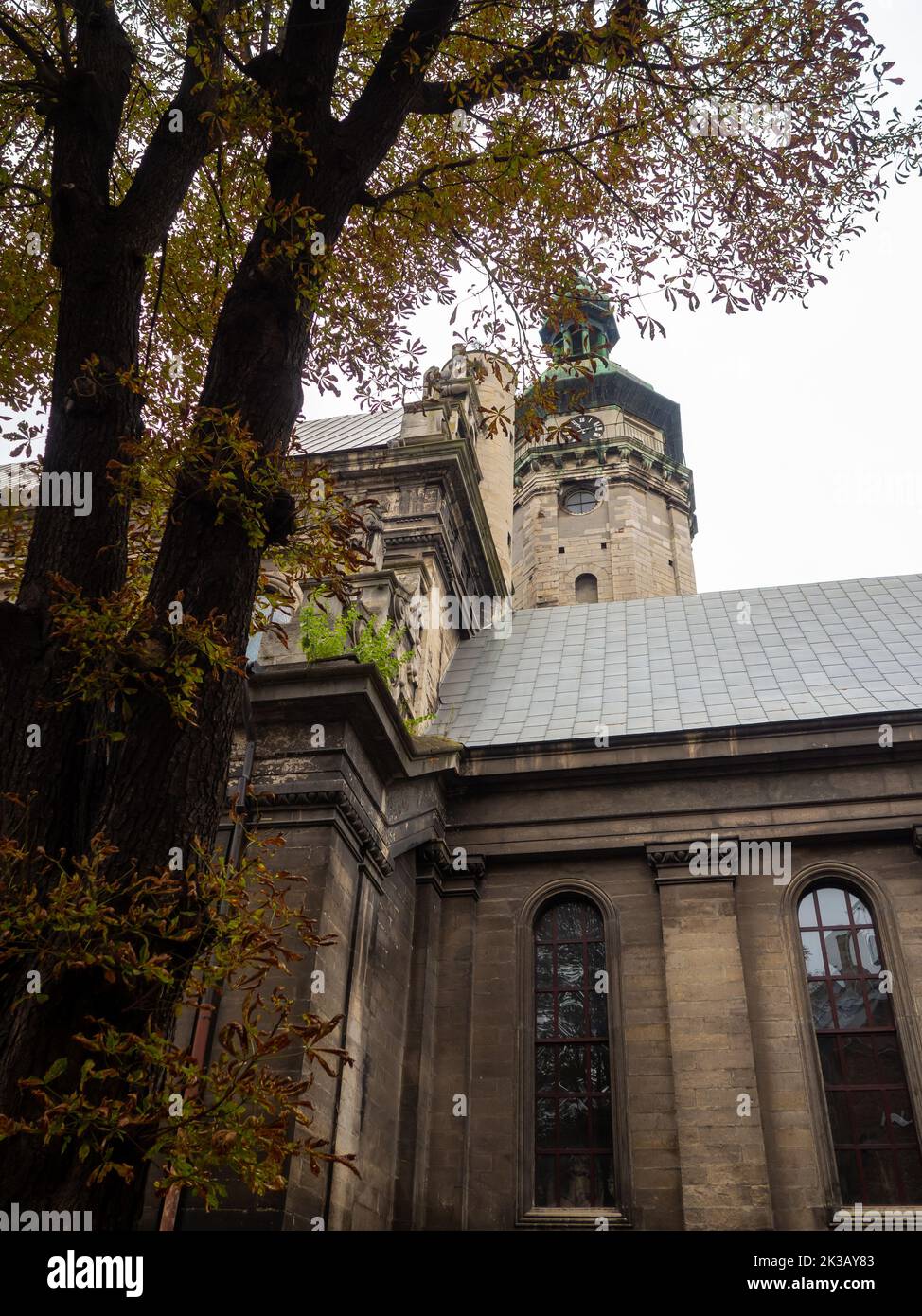 Vue latérale sur l'église Bernardine. Cour intérieure du monastère bernardine à Lviv, Ukraine. Vue depuis la cour jusqu'au bâtiment de la cathédrale et du Banque D'Images