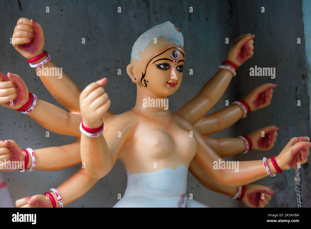 Gros plan sur le visage coloré de la déesse Durga Banque D'Images