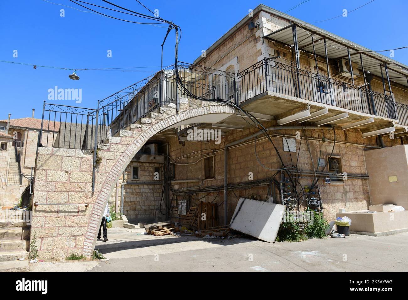 Bâtiments historiques dans la cour traditionnelle du quartier de Nachlaot , Jérusalem, Israël. Banque D'Images