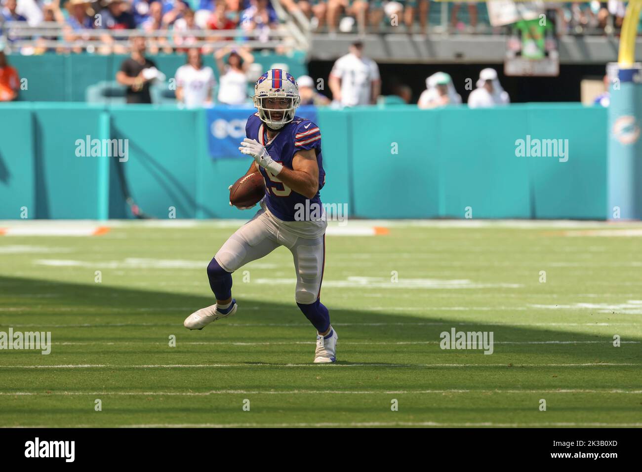 Dimanche, 25 septembre 2022 ; Miami Gardens, Floride, États-Unis ; Le grand receveur de Buffalo Bills Jake Kumerow (15) fait la réception et court avec le ballon pendant un Banque D'Images