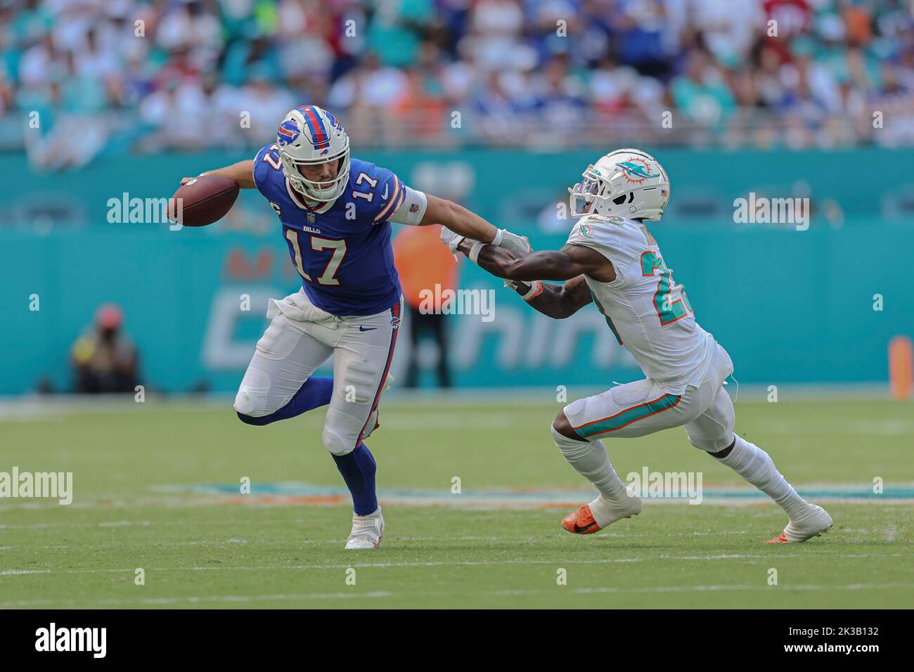 Dimanche, 25 septembre 2022 ; Miami Gardens, Floride, États-Unis ; Le quarterback de Buffalo Bills Josh Allen (17) brouille et tente d'éviter l'attaque de Miami Dolph Banque D'Images