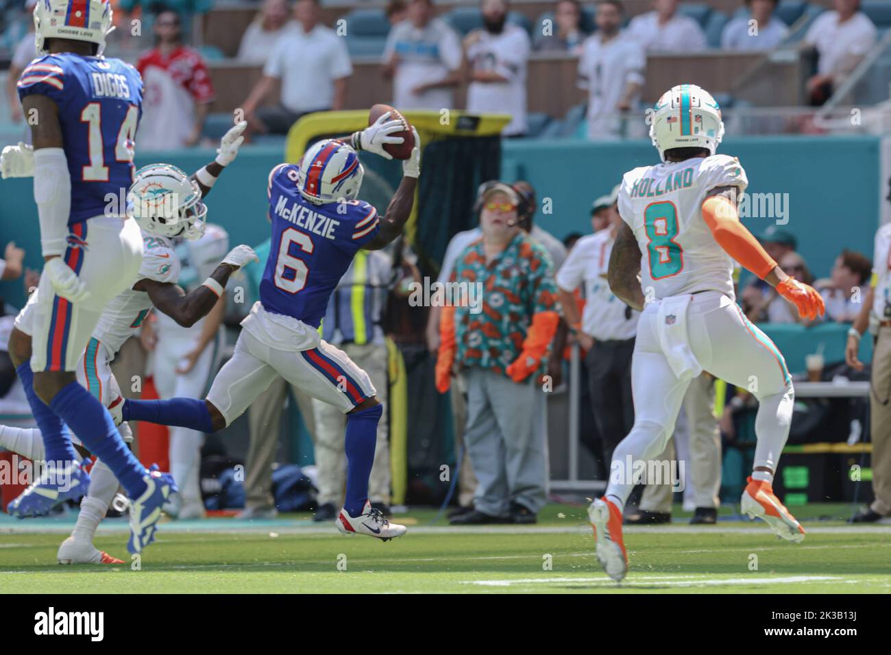 Dimanche, 25 septembre 2022 ; Miami Gardens, Floride, États-Unis ; Isaïe McKenzie, grand receveur de Buffalo Bills (6), fait une réception lors d'un match de la NFL contre le B Banque D'Images