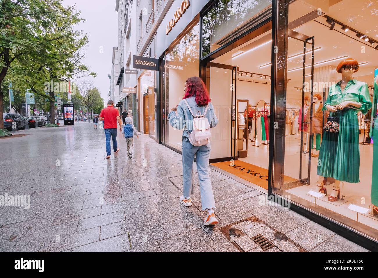 21 juillet 2022, Düsseldorf, Allemagne: Célèbre magasin de mode Max and Co. Entrée avec exposition. Les gens passent par la vitrine Banque D'Images