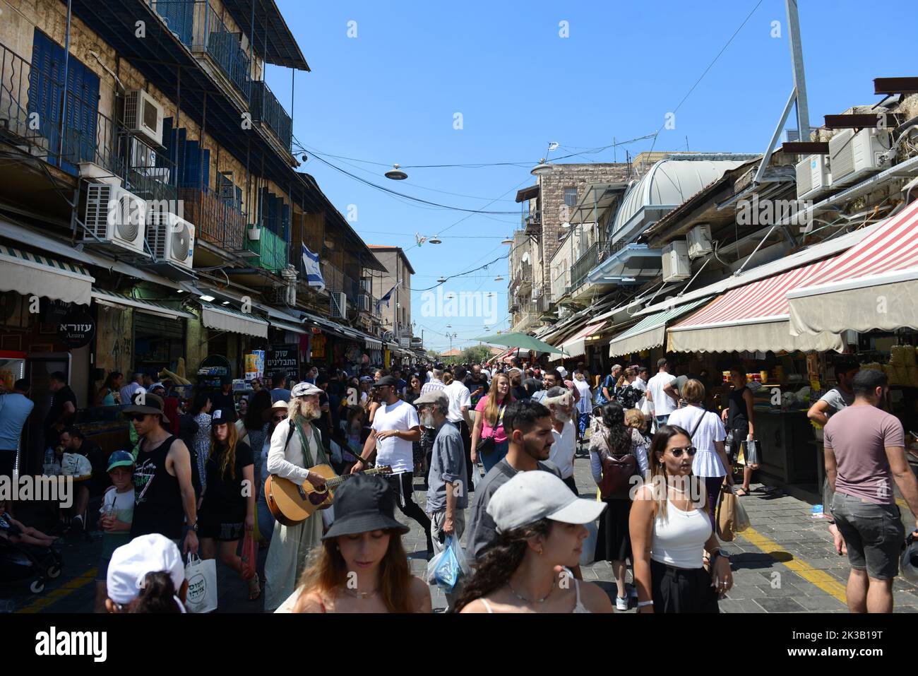 Le marché dynamique de Mahane Yehuda à Jérusalem, en Israël. Banque D'Images