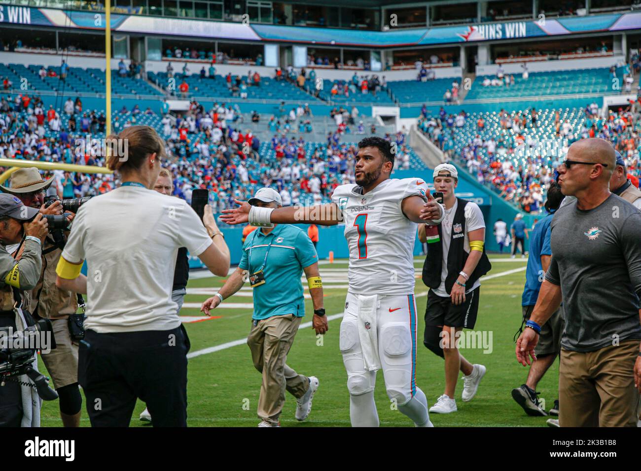 Dimanche, 25 septembre 2022 ; Miami Gardens, Floride, États-Unis ; Le quarterback des Dolphins de Miami Tua Tagovailoa (1) se dirige vers les vestiaires lors d'un match de la NFL Banque D'Images