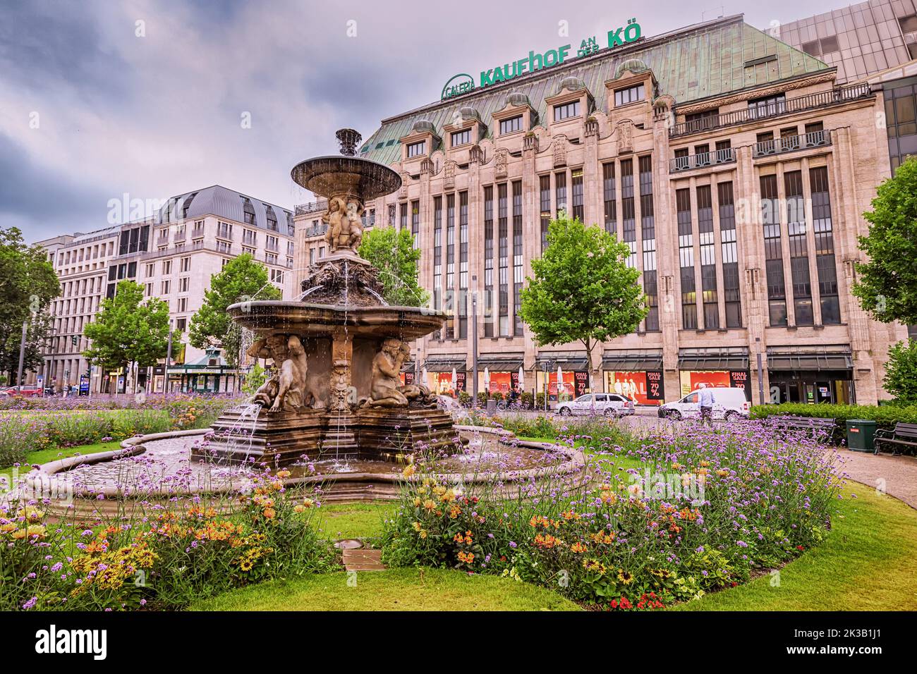 21 juillet 2022, Dusseldorf, Allemagne: Kaufhof au bâtiment historique de Ko Centre commercial près de Konigsallee. Belle fontaine et parterre à fleurs au premier plan. Banque D'Images