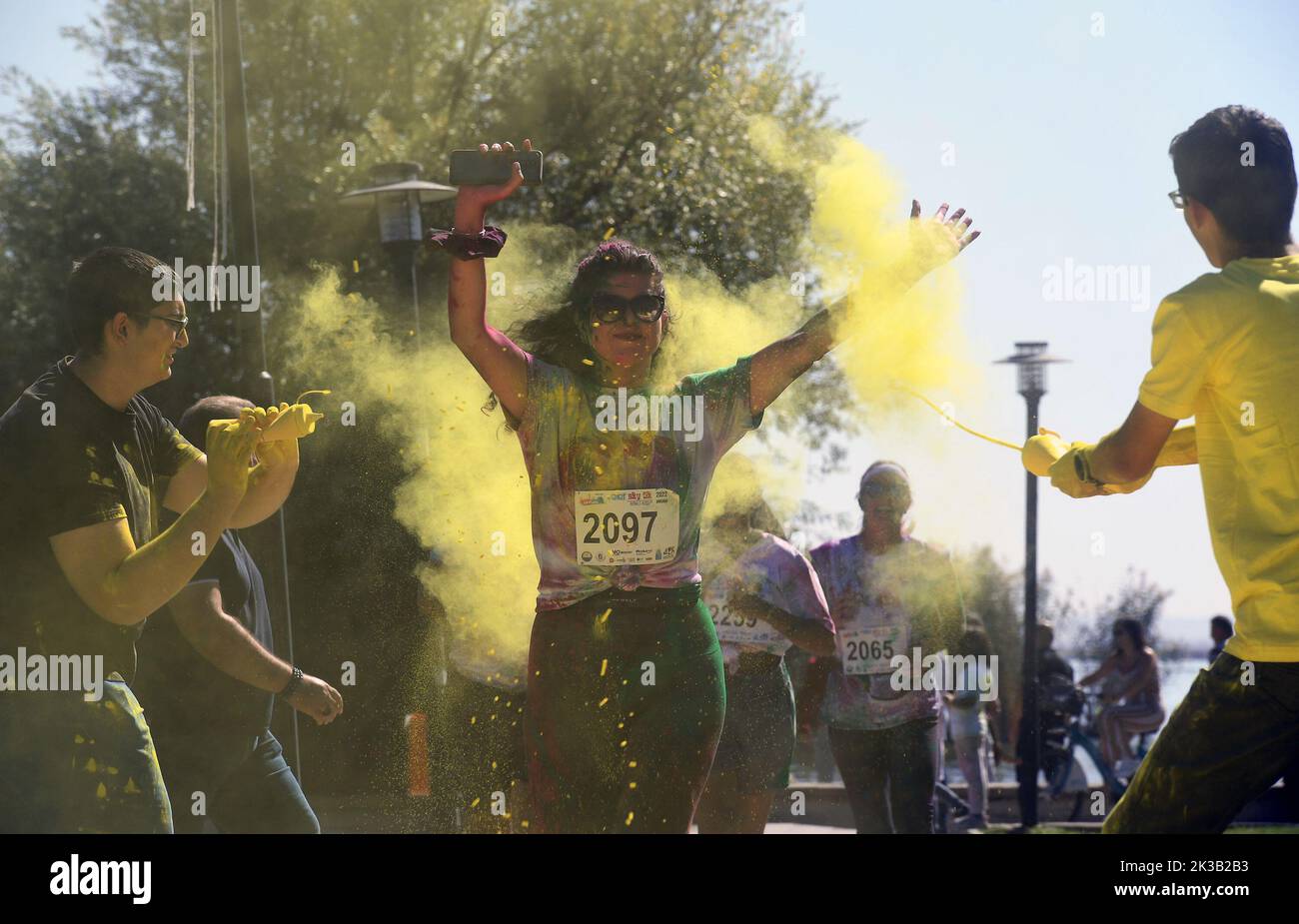 Ankara, T¨¹rkiye. 25th septembre 2022. Une jeune fille est aspergée de poudre colorée au festival de course « Color Sky 5K » à Ankara, T¨¹rkiye, le 25 septembre 2022. Crédit: Mustafa Kaya/Xinhua/Alamy Live News Banque D'Images
