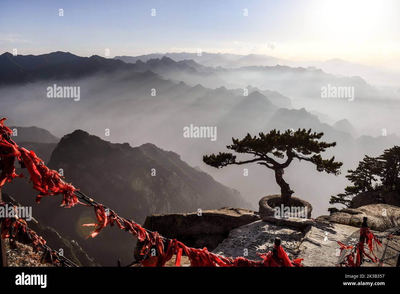Weinan. 25th septembre 2022. La photo aérienne prise le 25 septembre 2022 montre la vue du Mont Huashan au coucher du soleil dans la province de Shaanxi, dans le nord-ouest de la Chine. Credit: Zou Jingyi/Xinhua/Alamy Live News Banque D'Images