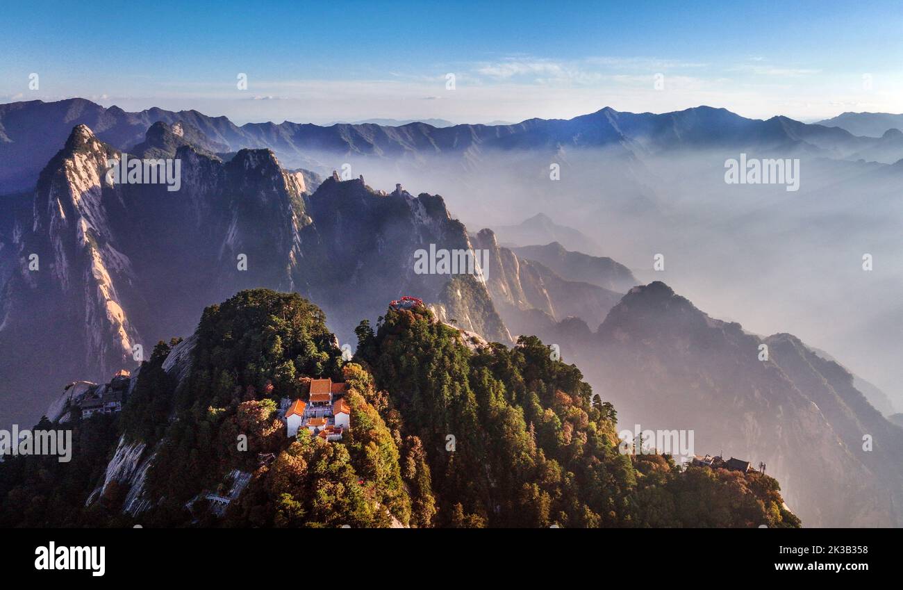 Weinan. 25th septembre 2022. La photo aérienne prise le 25 septembre 2022 montre la vue du Mont Huashan au coucher du soleil dans la province de Shaanxi, dans le nord-ouest de la Chine. Credit: Tao Ming/Xinhua/Alamy Live News Banque D'Images