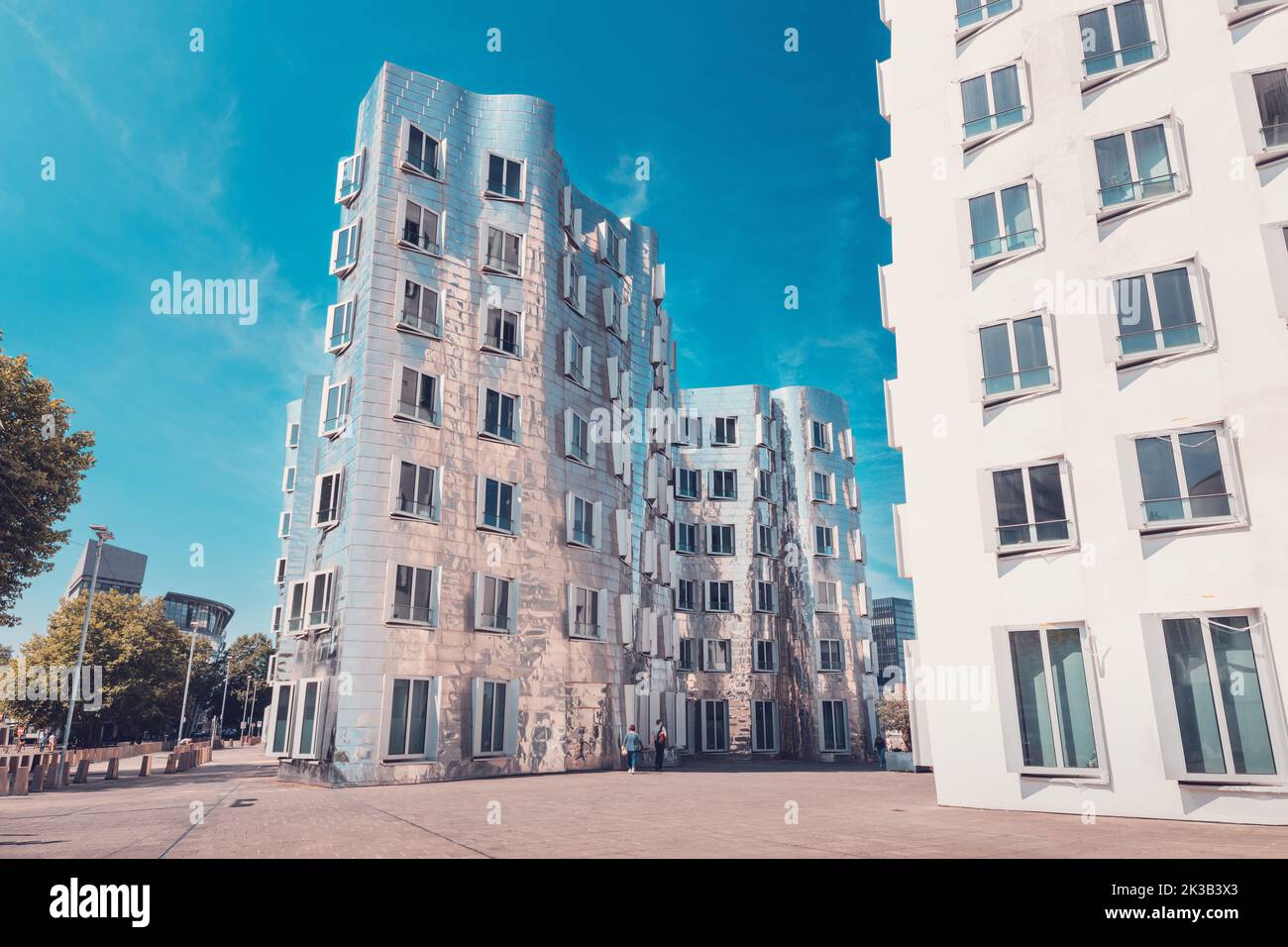 23 juillet 2022, Düsseldorf, Allemagne: Gehry Bauten ou Zollhof bâtiments à architecture moderne inhabituelle dans Media Harbour. Maisons dansantes et attractions touristiques Banque D'Images