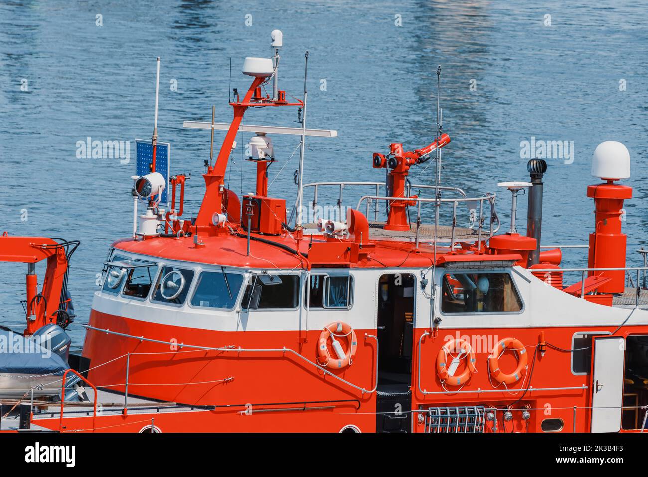 Antennes, radars, sonars et autres équipements de haute technologie pour la communication et la géolocalisation de bateaux d'incendie et de sauvetage Banque D'Images