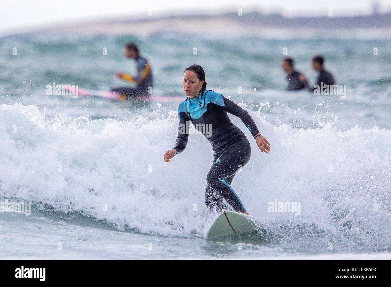 (220926) -- LIZNJAN, 26 septembre 2022 (Xinhua) -- Une femme surfe à la plage Marlera à Liznjan, Croatie le 25 septembre 2022. (Srecko Niketic/PIXSELL via Xinhua) Banque D'Images